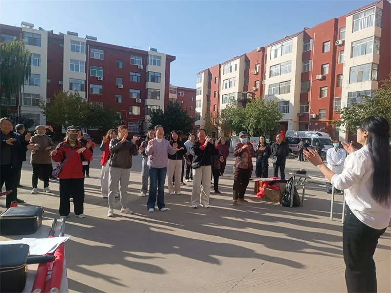10月15日,榆阳区崇文路街道芹涧路社区在一毛小区小广场开展敬老活动