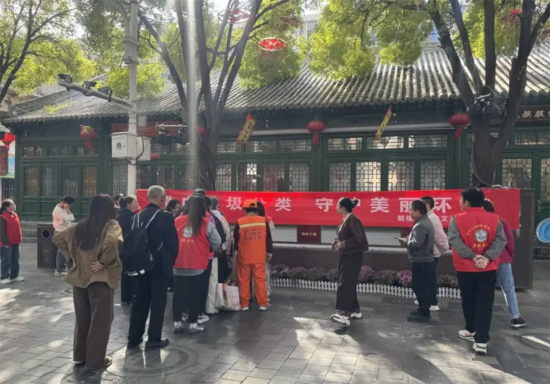 10月15日,榆阳区鼓楼街道红文昌楼社区开展“推广垃圾分类,守护美丽环境”宣传