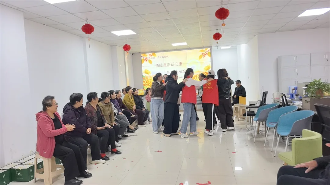 工作人员和老人们共玩欢乐“捉泥鳅”游戏