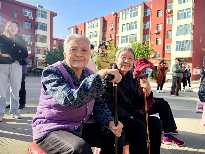 榆阳区崇文路街道芹涧路社区在一毛小区院内举办“银龄绽芳华 奋进新时代”银龄志愿文艺汇演