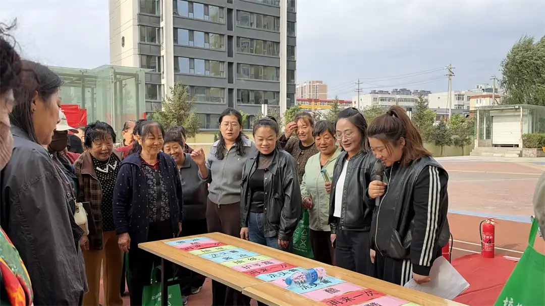 重阳节前夕,榆阳区驼峰路街道东岳路社区开展“情暖敬老月 欢乐度重阳”银龄趣味活动