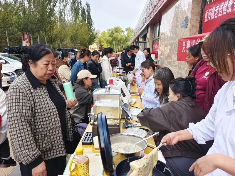 重阳节来临之际,榆阳区崇文路街道迎滨路社区联合广济堂开展爱心义诊暨中医食补科普活动。