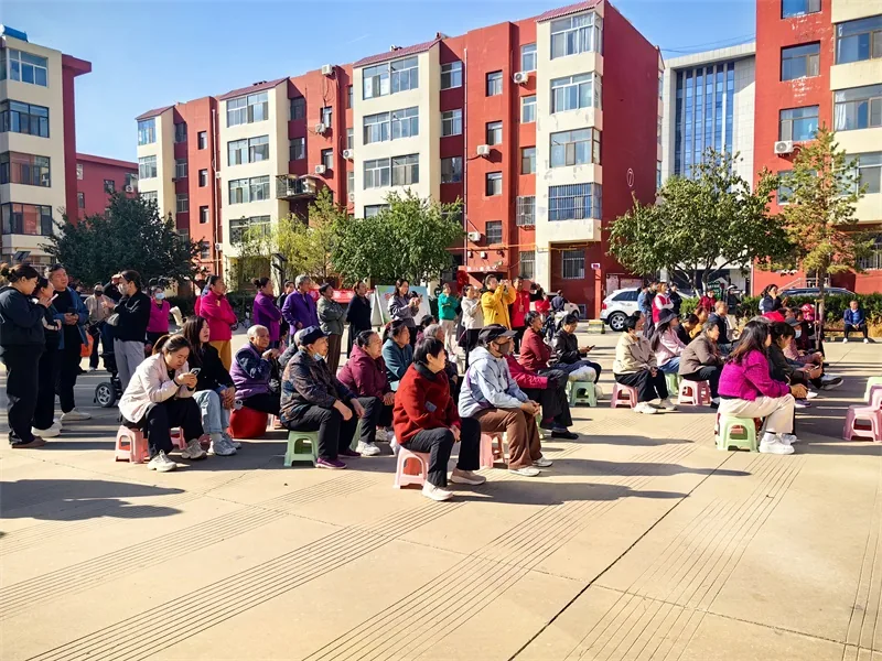 榆阳区崇文路街道芹涧路社区在一毛小区院内举办“银龄绽芳华 奋进新时代”银龄志愿文艺汇演