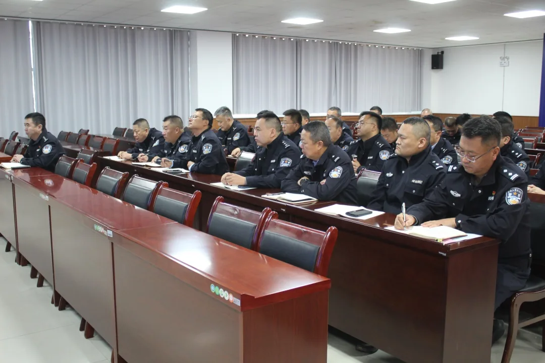 10月15日,靖边县公安局交管大队邀请市交警支队法制科副科长雷艳亮开展规范执法办案培训