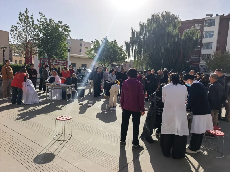 10月15日,榆阳区崇文路街道芹涧路社区借重阳节开展“重阳欢乐趣味会 反邪护老助平安”活动
