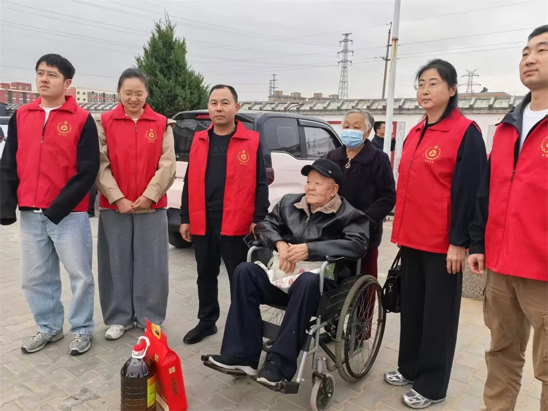 近日,榆阳区崇文路街道葡萄园社区联合双报到单位入户慰问困难老人。