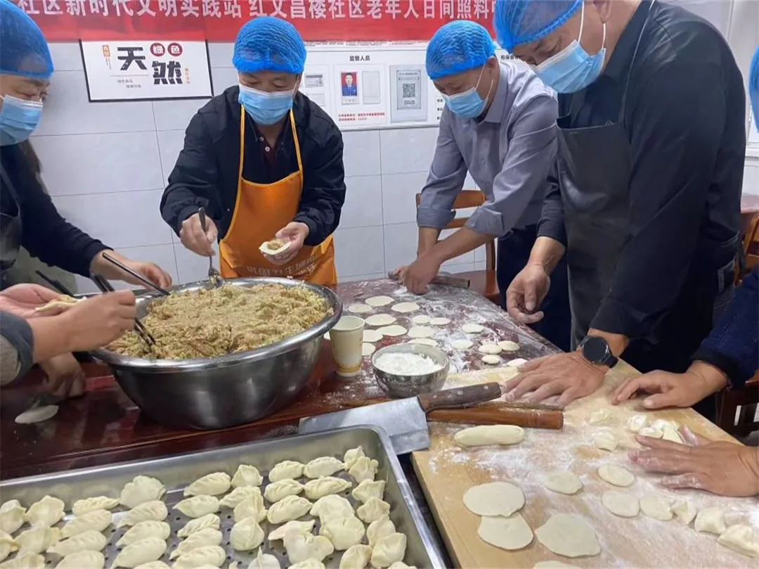 10月16日,榆阳区鼓楼街道红文昌楼社区联合老年人日间照料中心举办重阳包饺子茶话会