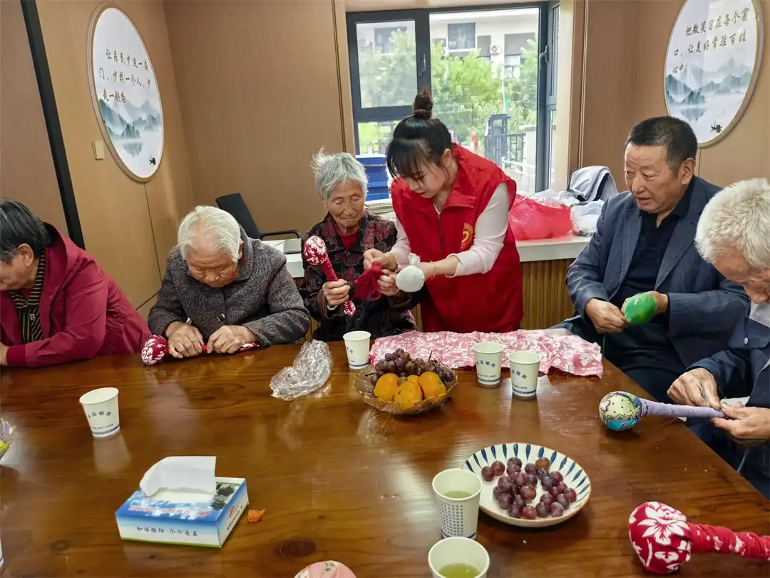 10月16日下午,榆阳区崇文路街道寨城庄社区联合日间照料中心开展“情暖重阳 艾养安康”活动