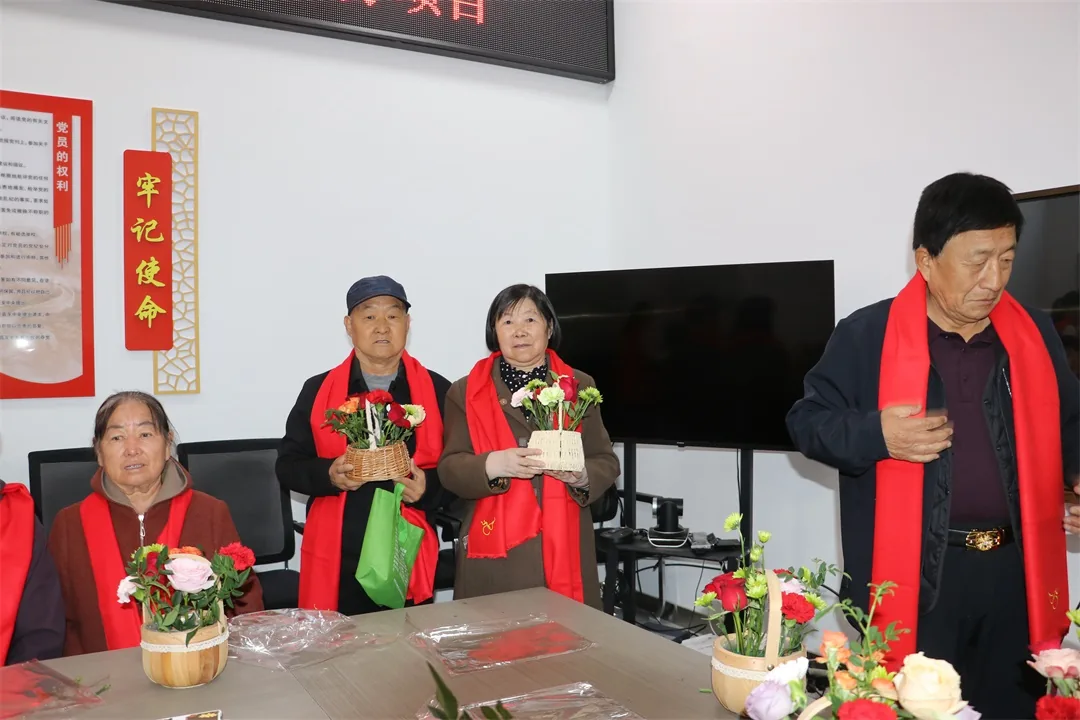 人手持花篮红围巾图:赠巾送礼暖人心,定格老年人幸福瞬间