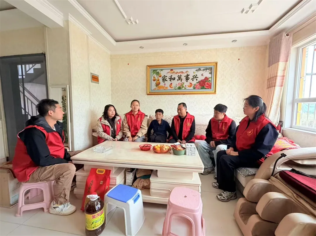 崇文路街道葡萄园社区:暖心慰问送关怀 真情帮扶暖民心