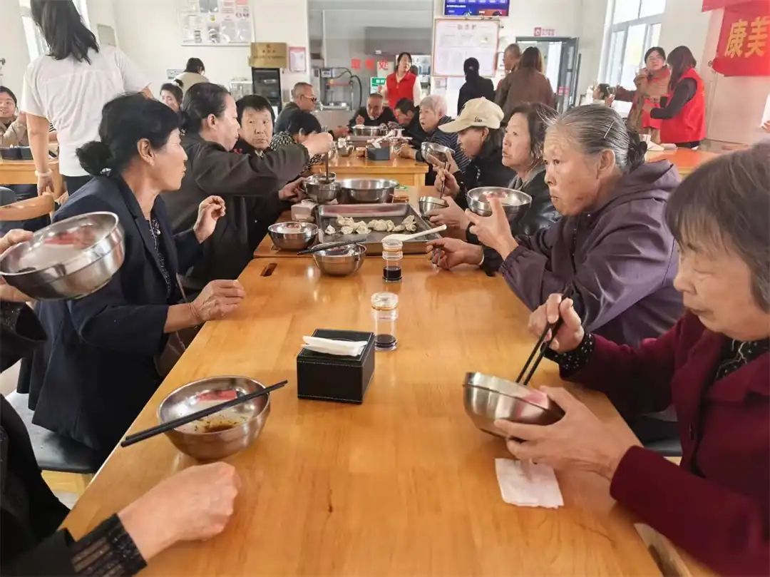 近日,榆阳区崇文路街道葡萄园社区联合辖区综合执法队开展重阳包饺子敬老活动。