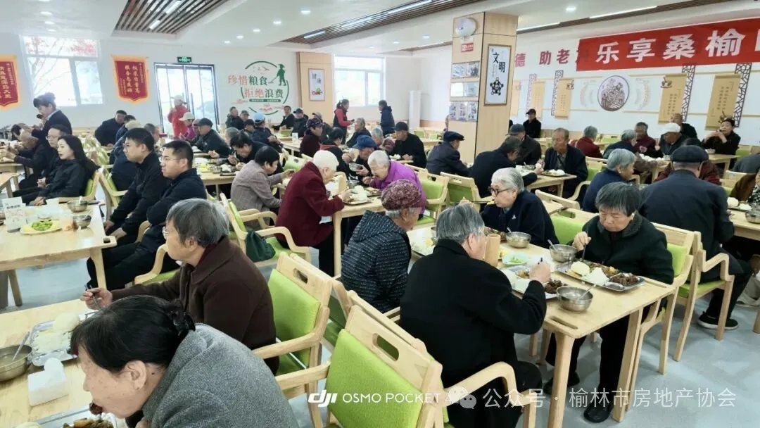 10月18日，榆林市房地产协会走进榆阳区驼峰路街道金阳社区开展重阳敬老慰问