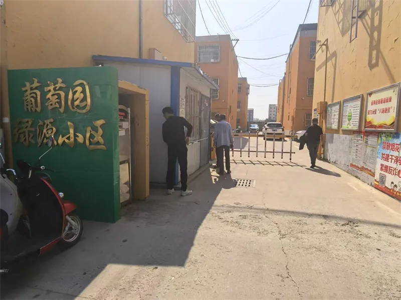 榆阳区崇文路街道葡萄园社区针对绿源小区出入口人车混行隐患实施改造,经走访协商后划分独立行车道与人行通道,配智能车辆识别及人脸门禁,实现人车物理分离,消除夜间盲区风险并强化封闭管理,居民出行安全感显著提升。