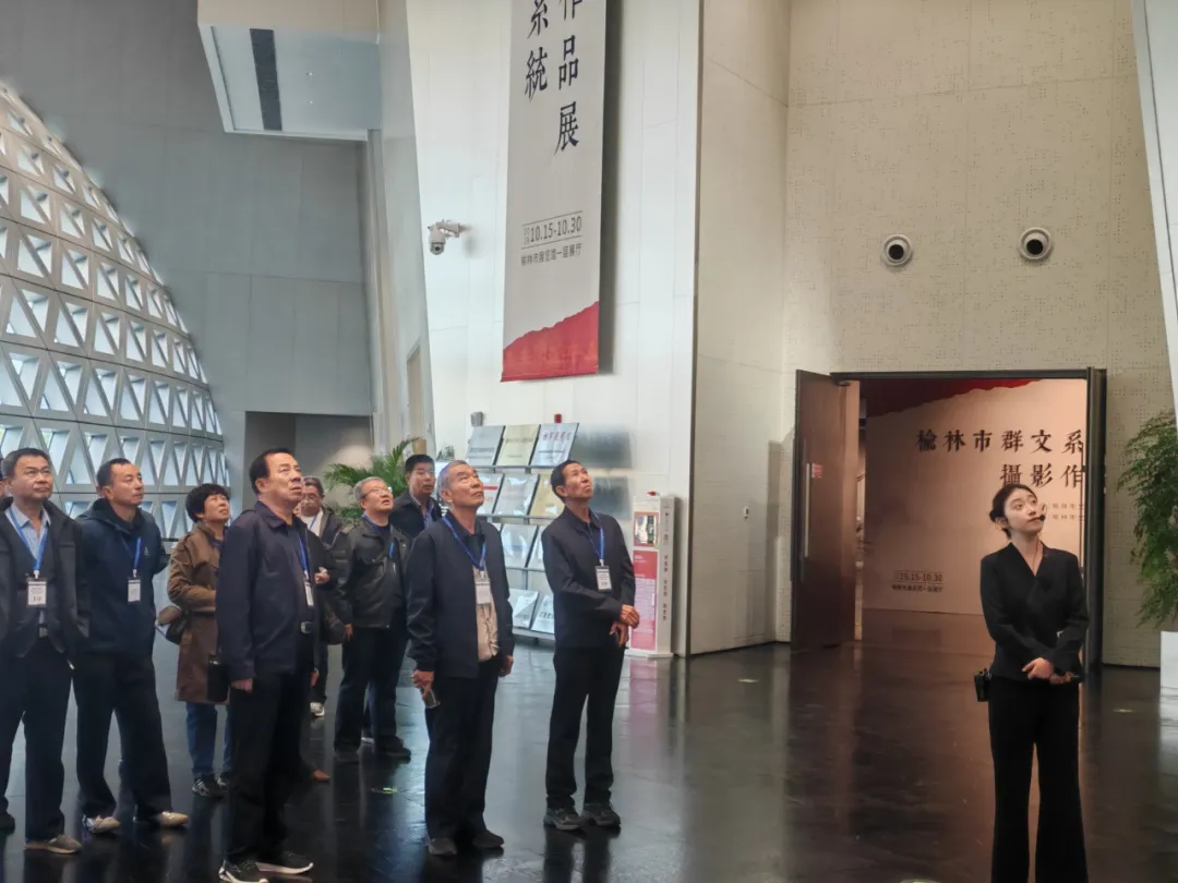 10月15日,绥德县公安局退休干部党支部组织老警员开展重阳研学