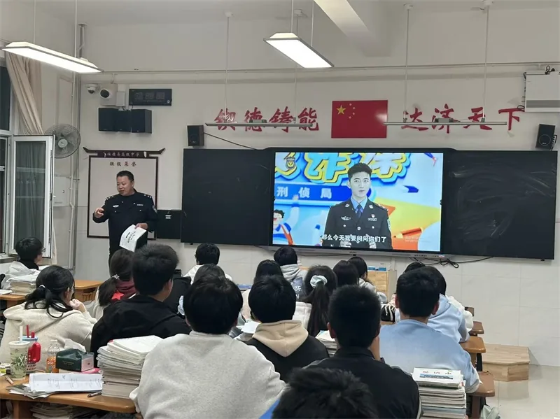 近日,绥德县公安局辛店派出所分众开展法治宣传