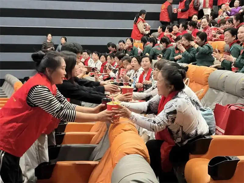 10月16日下午，榆阳区明珠路街道建业路社区联合双报到单位陕建九建集团，在文投国际影城开展“情暖重阳 艺享光影”活动。