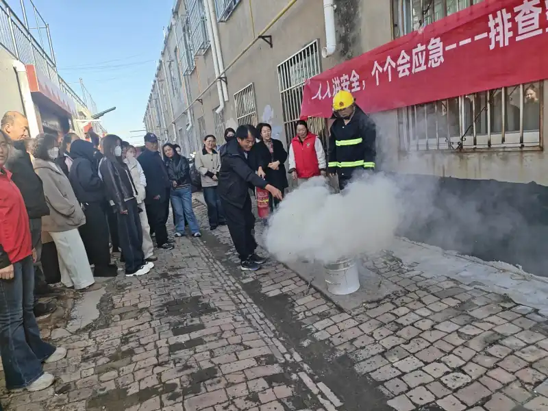 10月19日下午,榆阳区崇文路街道葡萄园社区开展消防安全应急演练