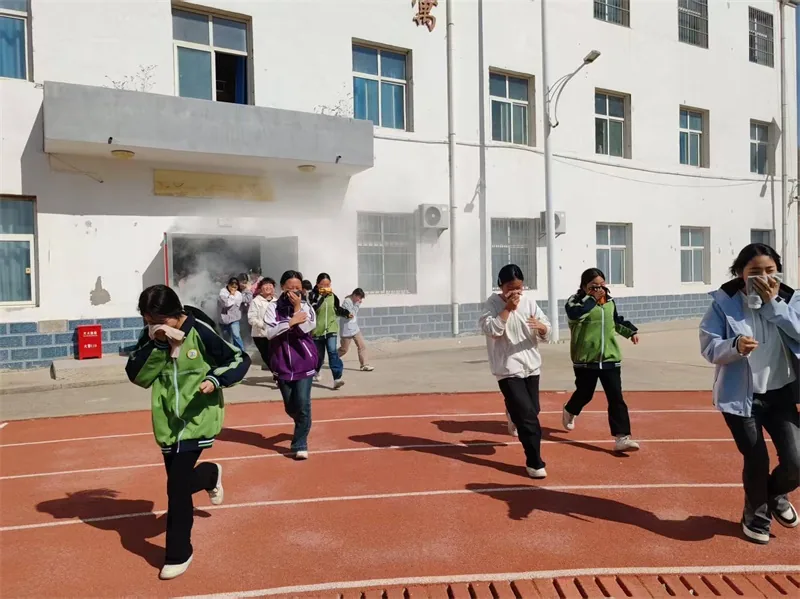 10月15日,绥德县公安局四十里铺派出所走进辖区中小学,开展校园“最小应急单元”演练及安防培训。