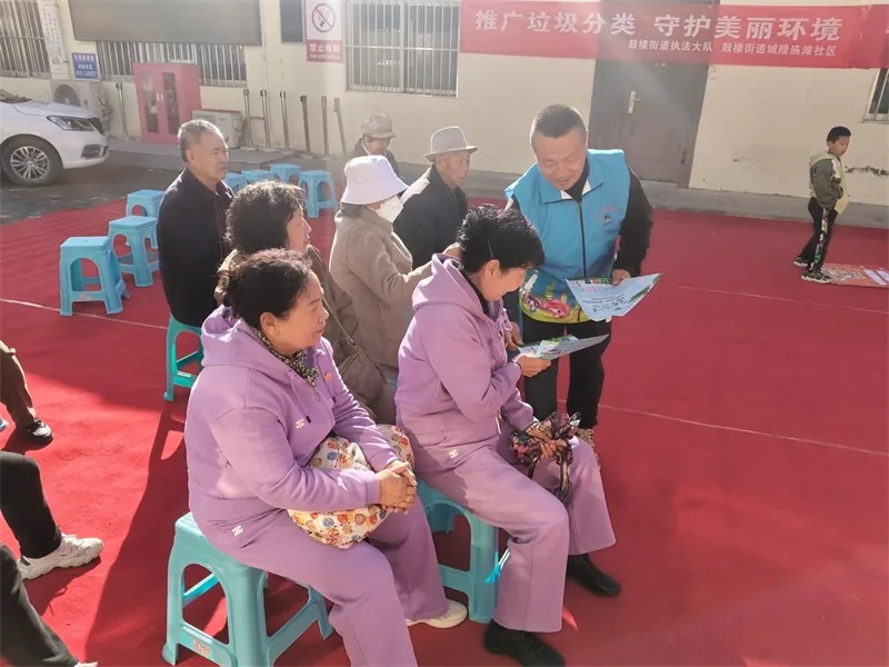 近日,榆阳区鼓楼街道城隍庙滩社区开展“推广垃圾分类 守护美丽环境”宣传