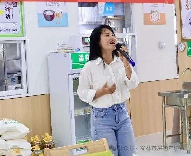 10月18日，榆林市房地产协会走进榆阳区驼峰路街道金阳社区开展重阳敬老慰问