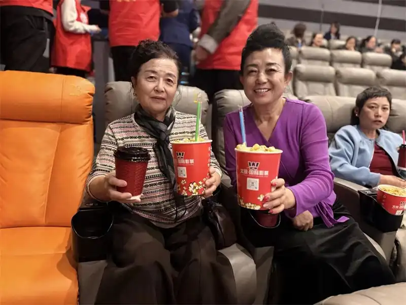 10月16日下午，榆阳区明珠路街道建业路社区联合双报到单位陕建九建集团，在文投国际影城开展“情暖重阳 艺享光影”活动。