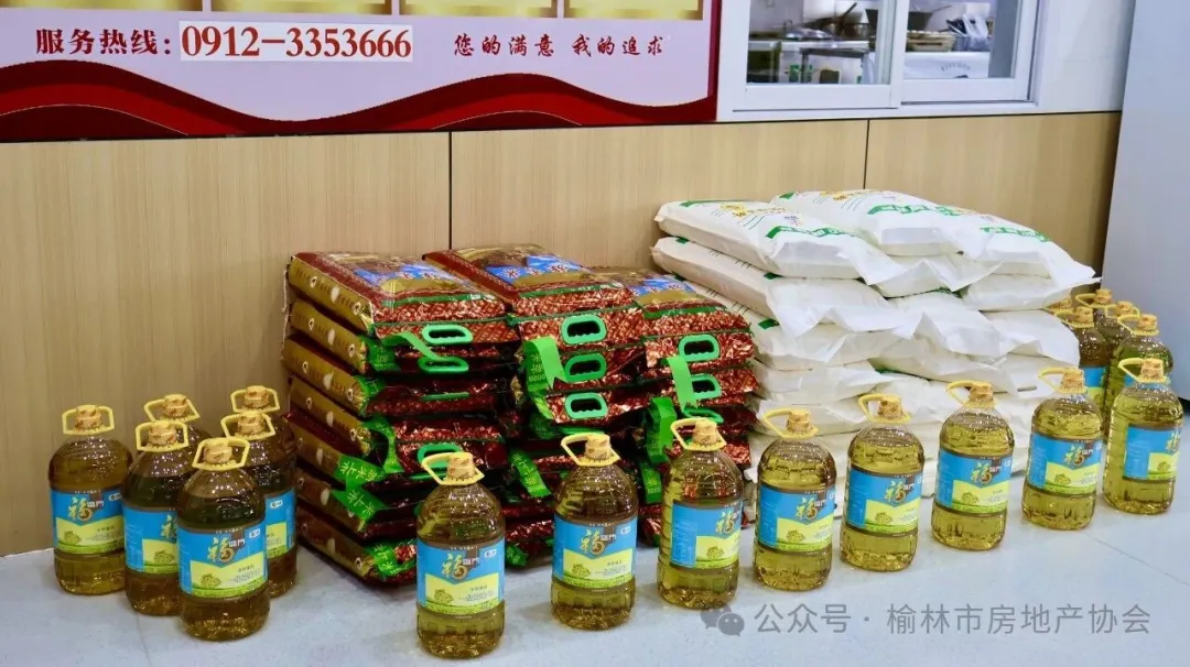 10月18日，榆林市房地产协会走进榆阳区驼峰路街道金阳社区开展重阳敬老慰问