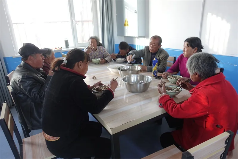 农历九月初九,爱心人士刘礼祥携三只羊的羊肉走进神木市大保当镇东北湾村幸福院开展重阳慰问