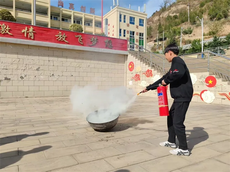 10月15日,绥德县公安局四十里铺派出所走进辖区中小学,开展校园“最小应急单元”演练及安防培训。