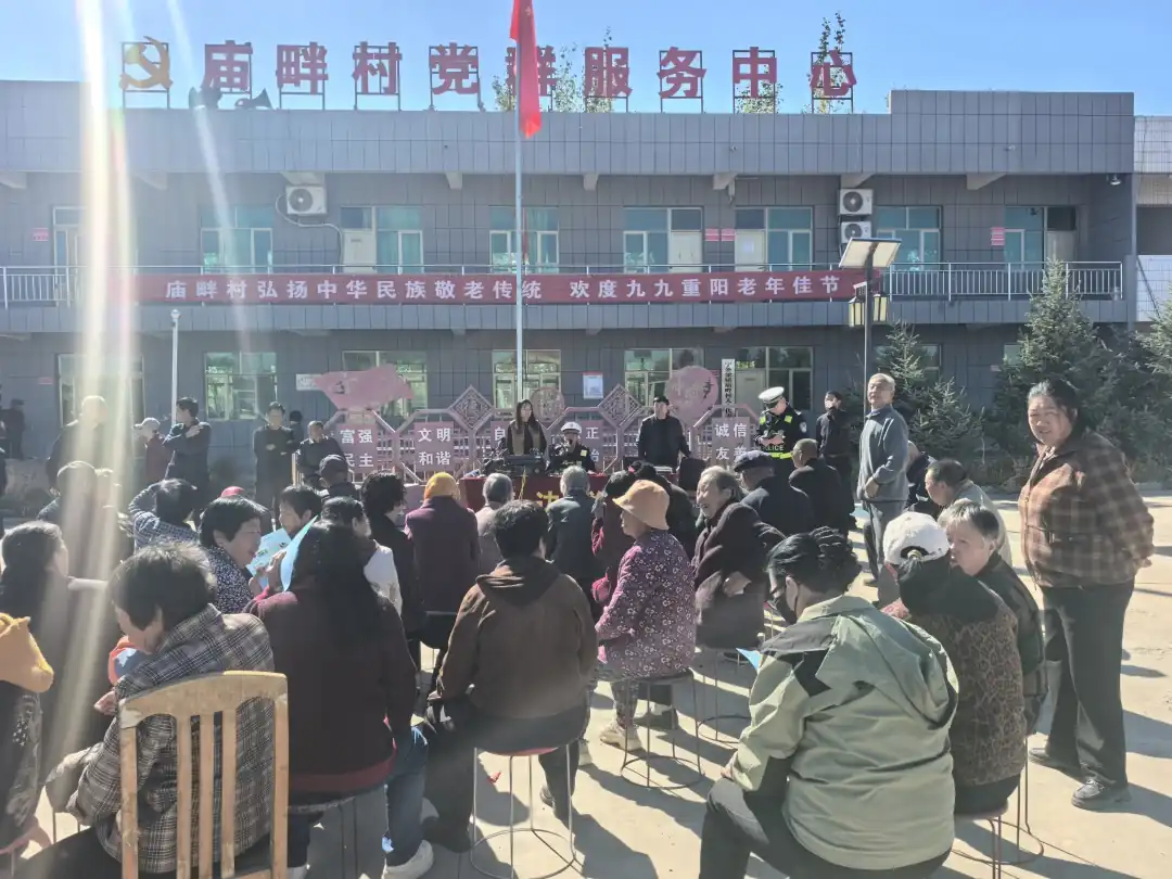 重阳节期间,靖边交警借庙畔村乡村说书民俗开展交通安全宣传