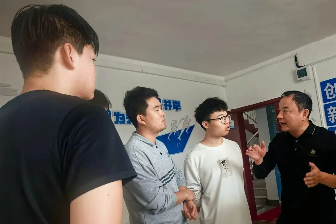 近日，兖矿集团杨村煤矿迎来榆林职业技术学院订单班10名实习生，采用“理论授课+现场实操+研学观摩”模式开展入矿培训
