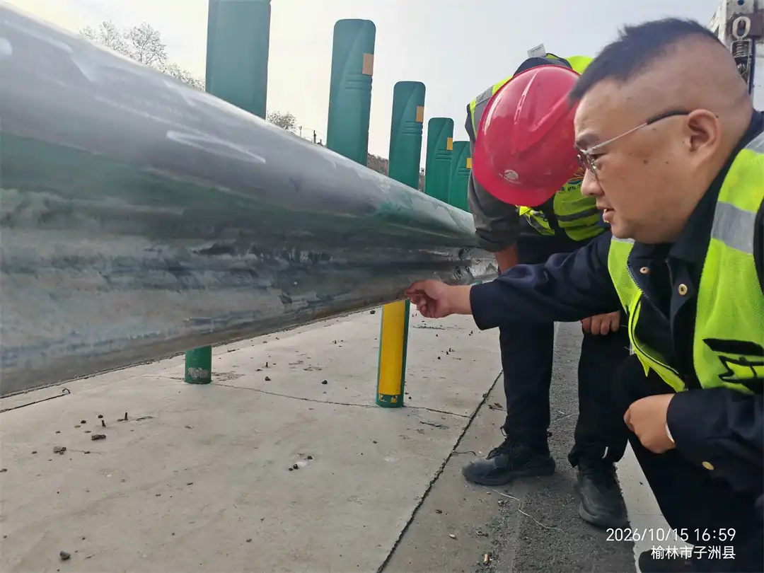 近日,陕西交控绥定分公司绥德路养中心对护栏板脱皮处置专项施工开展现场质量监管