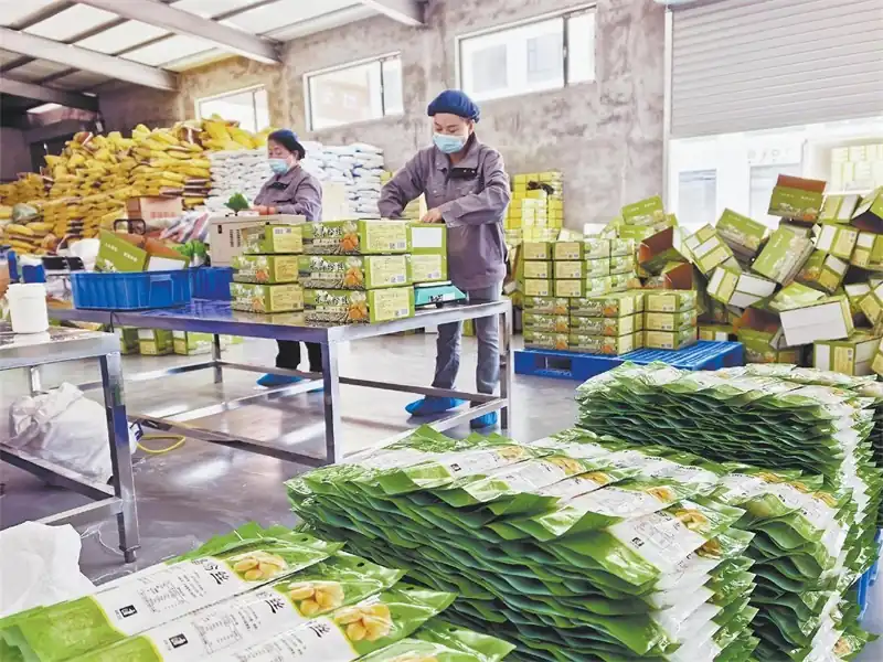 工人包装粉条。郝彦丰摄