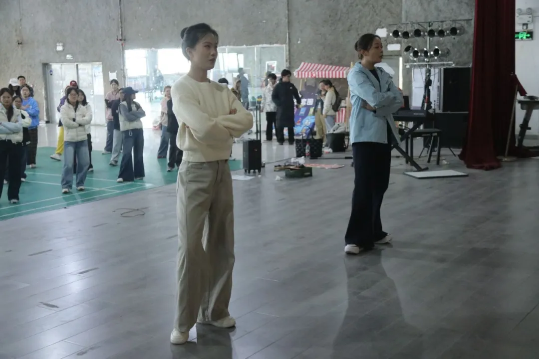 10月20日,榆林大学“健体砺初心·舞韵铸芳华”社团夜校健美操排练开练