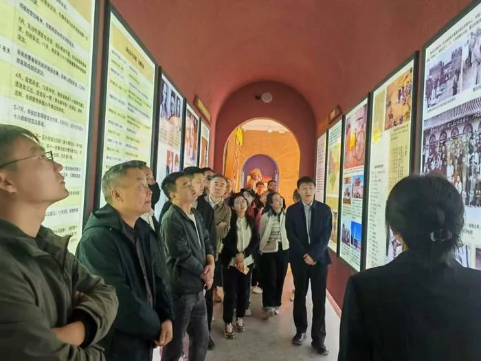 10月16日,宝应县挂职干部与19名“三支”人员赴定边县安边镇开展主题党日