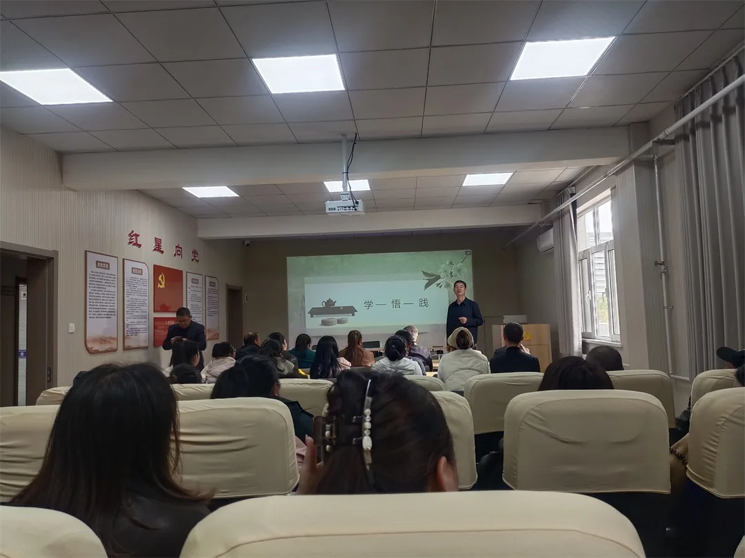 10月20日上午,榆林市妇联联合市家庭教育研究会走进榆阳区崇文路街道葡萄园社区开展家风家教宣讲