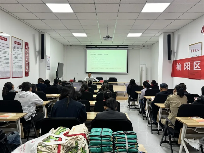 10月20日，榆阳区崇文路街道芹涧路社区开讲社区教育大讲堂