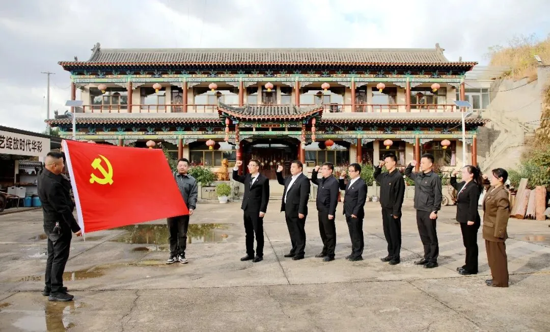 10月17日,绥德县职业培训中心联合辖区职校走进裴家峁现代农业园区王维生泥塑传习所,开展纪念长征落脚吴起镇91周年主题党日。