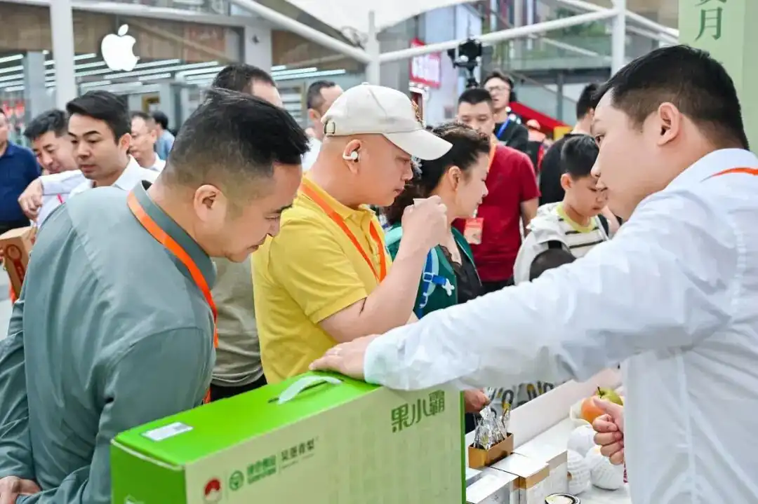 图为现场观众参与活动、市民选购产品