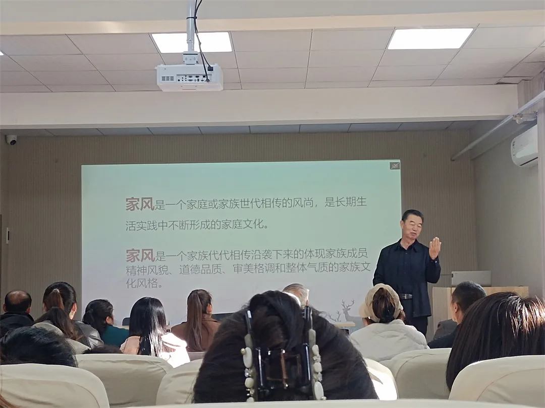 10月20日上午,榆林市妇联联合市家庭教育研究会走进榆阳区崇文路街道葡萄园社区开展家风家教宣讲