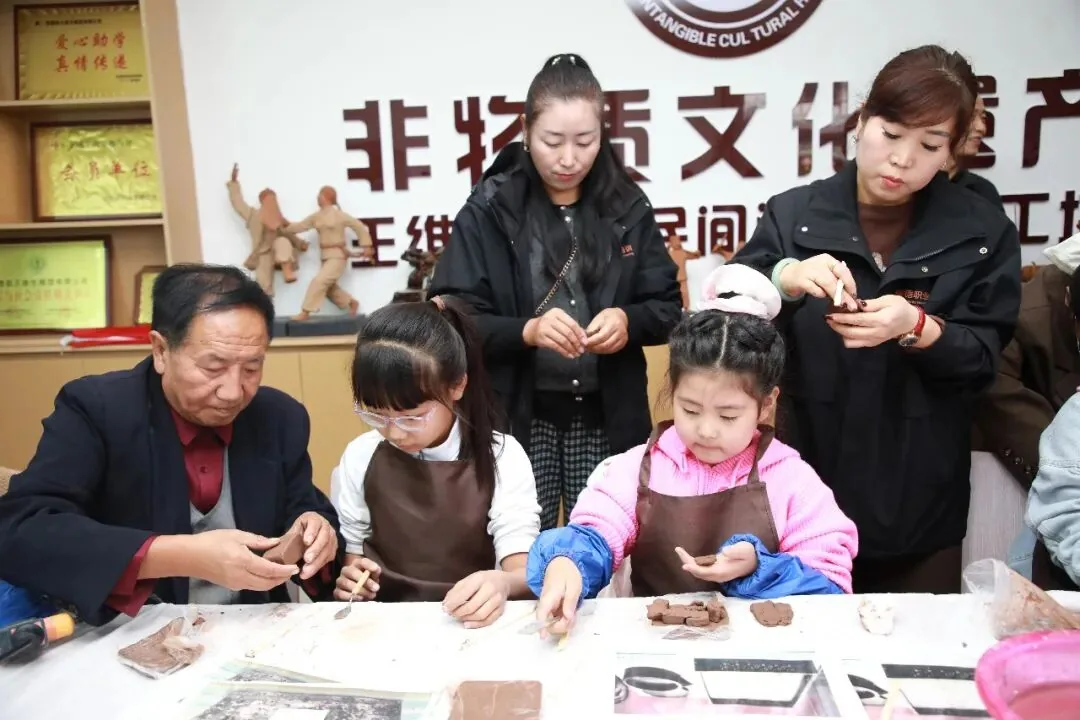 10月17日,绥德县职业培训中心联合辖区职校走进裴家峁现代农业园区王维生泥塑传习所,开展纪念长征落脚吴起镇91周年主题党日。