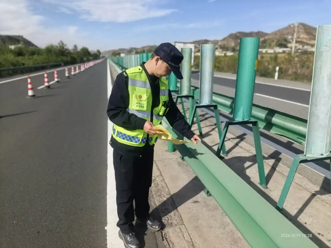 近日,陕西交控绥定分公司绥德路养中心对护栏板脱皮处置专项施工开展现场质量监管