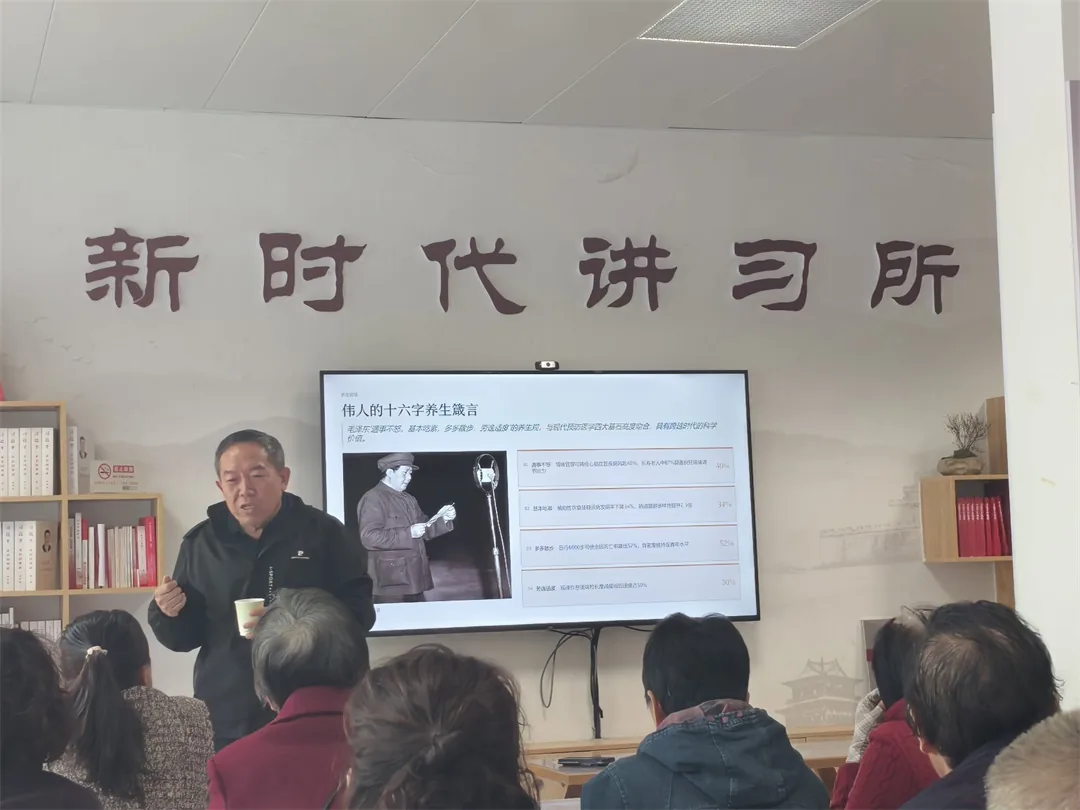10月12日,榆阳区老干部艺术合唱团高起峰走进崇文路街道学院社区