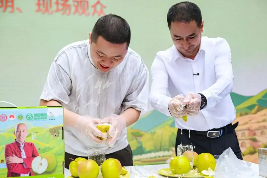 图为吴堡青梨趣味互动体验环节