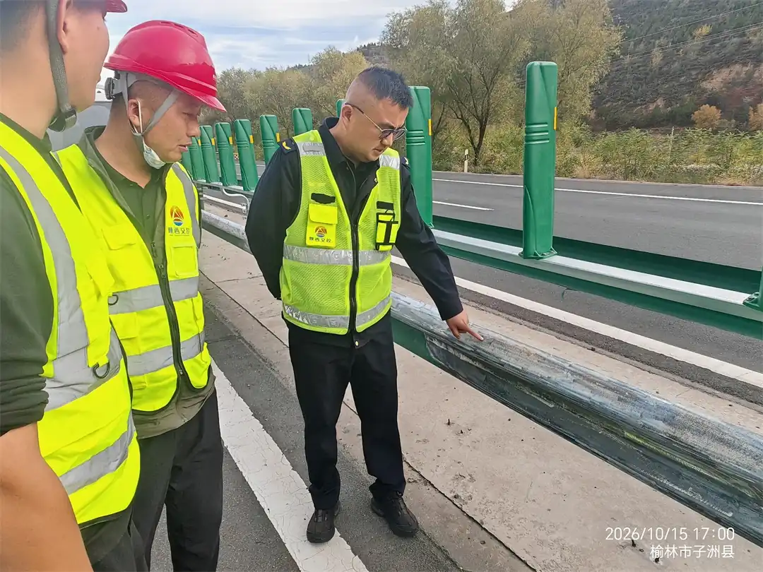 近日,陕西交控绥定分公司绥德路养中心对护栏板脱皮处置专项施工开展现场质量监管