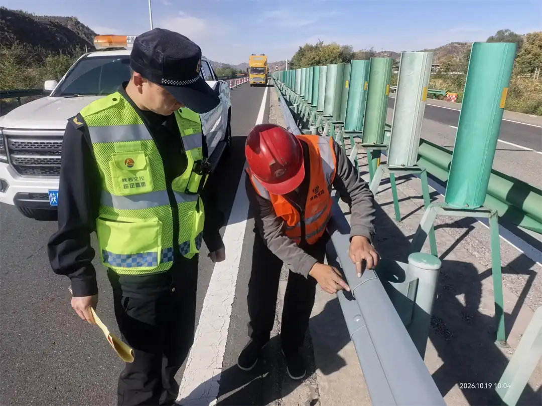 近日,陕西交控绥定分公司绥德路养中心对护栏板脱皮处置专项施工开展现场质量监管