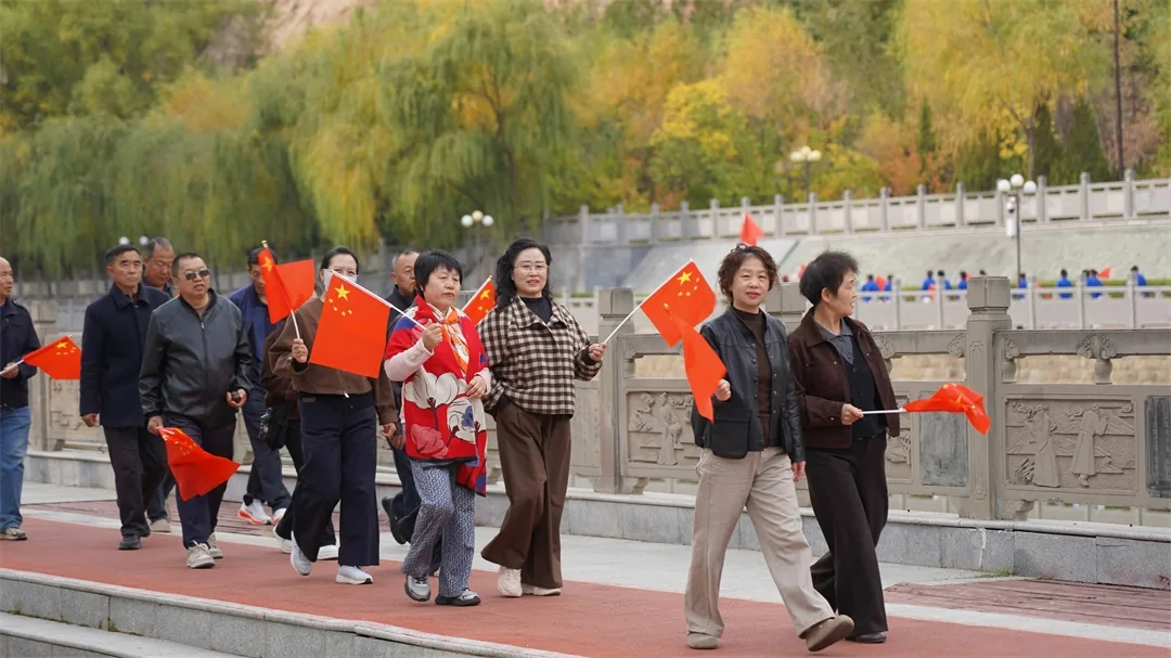 重阳前夕,横山区退休干部职工管理所在河滨公园举办健步走活动