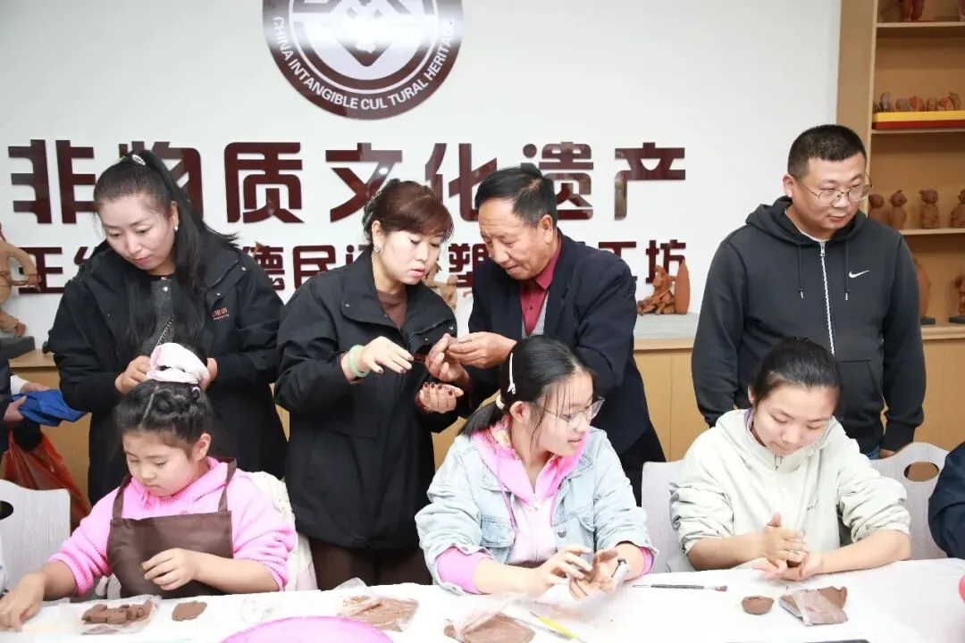 10月17日,绥德县职业培训中心联合辖区职校走进裴家峁现代农业园区王维生泥塑传习所,开展纪念长征落脚吴起镇91周年主题党日。