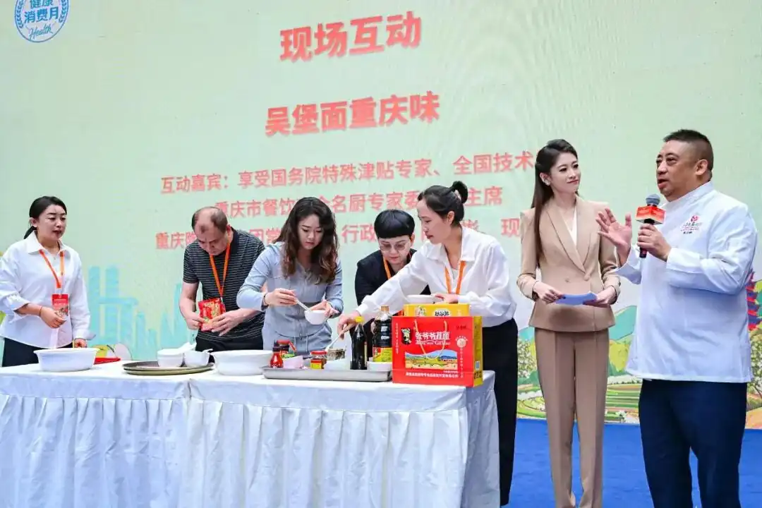 图为吴堡手工空心挂面推介、观众调味实操体验环节