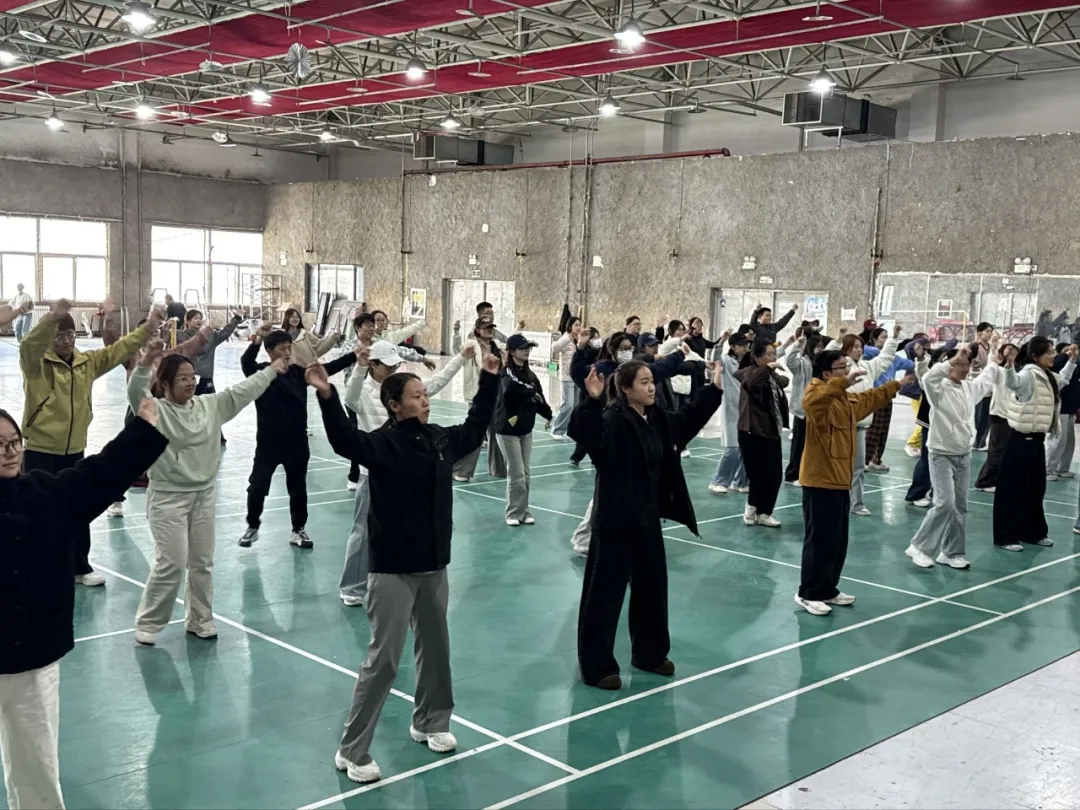 10月20日,榆林大学“健体砺初心·舞韵铸芳华”社团夜校健美操排练开练