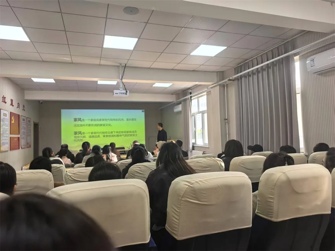 近日,榆阳区崇文路街道葡萄园社区开展优良家风宣传教育活动